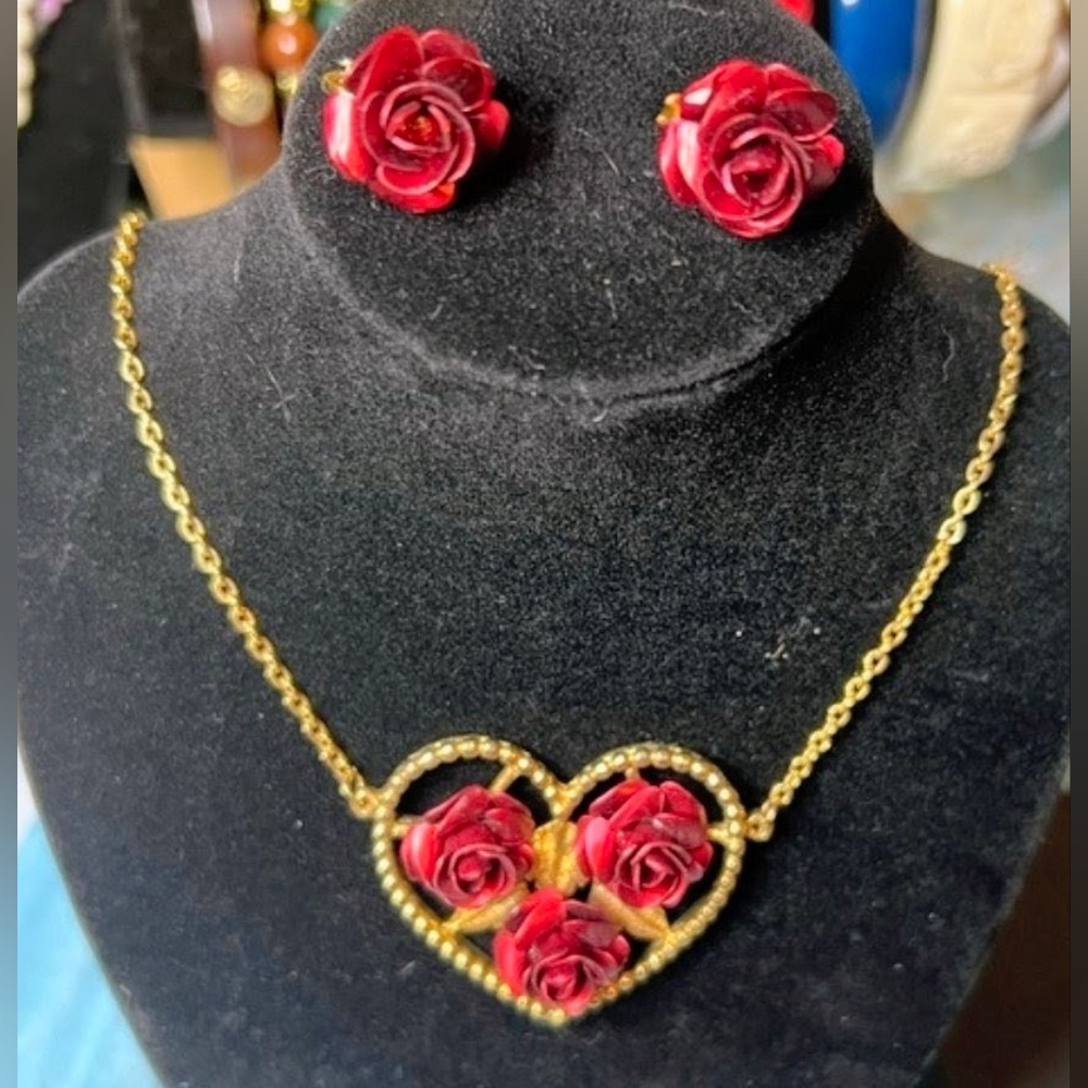 VINTAGE ♥️ GIFT BOXED ⚘️ DANBURY MINT ⚘️ "A Dozen Roses" Necklace & Earrings🔥GP